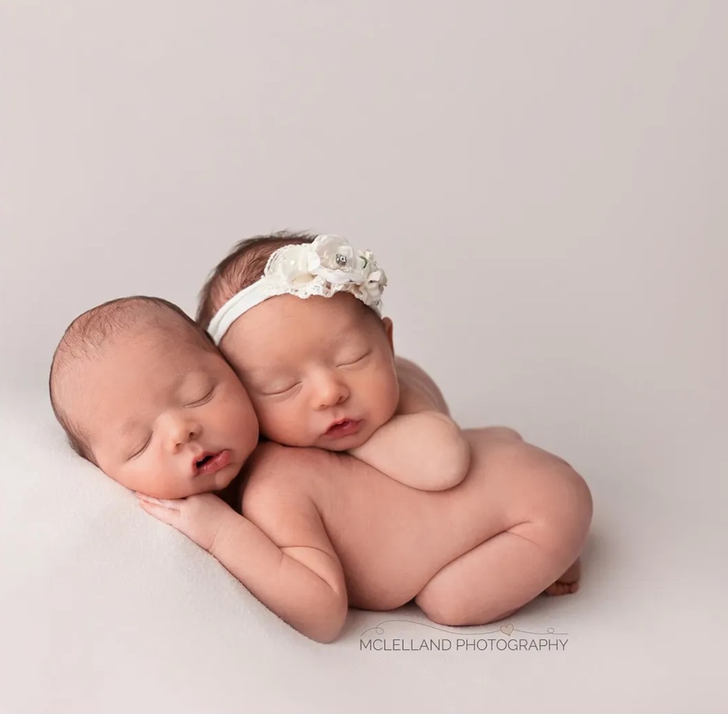 portrait of newborn twins taken because their parents knew when to schedule newborn photos